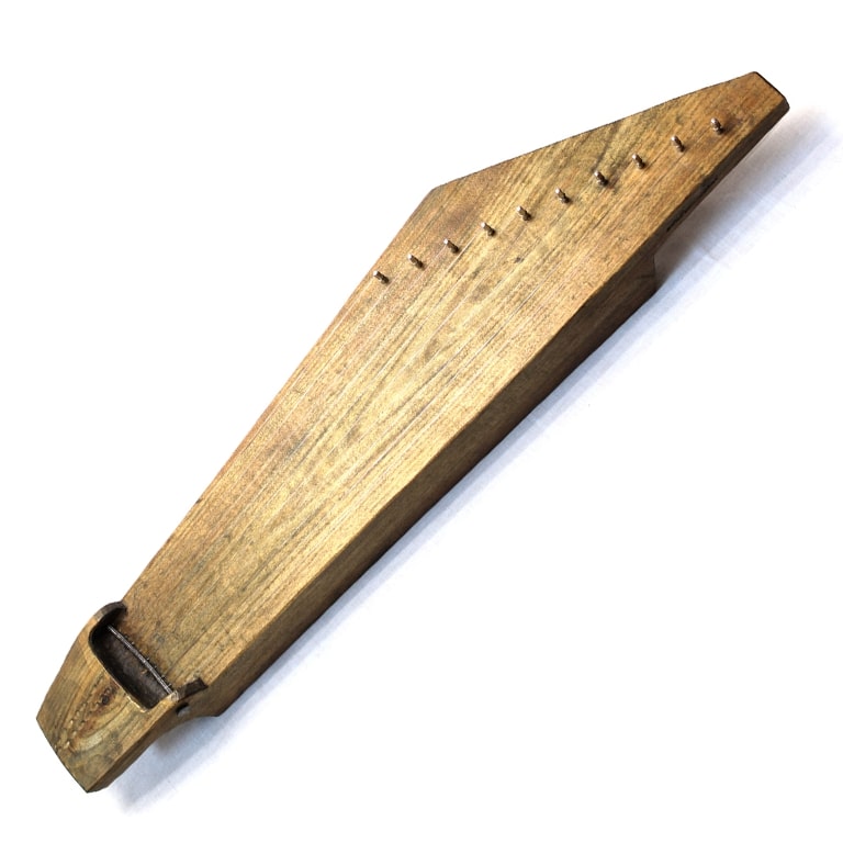 Vaaleanruskea kantele